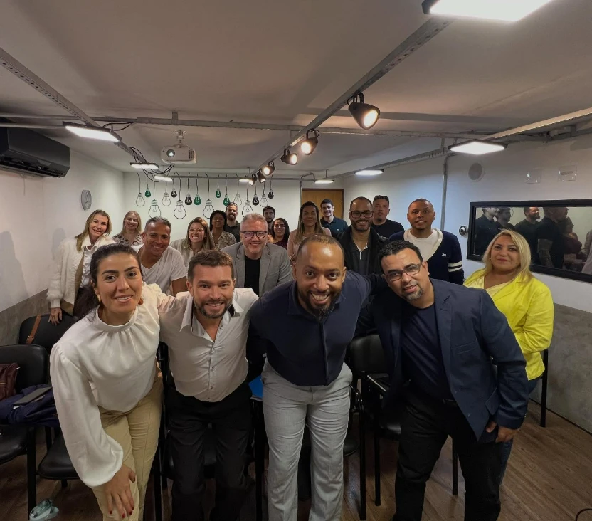 Grupo comemorando ao final do evento